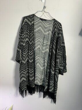 EUC French Laundry Womens Long Sleeve Top Shrug Coverup 2X Black White Aztec